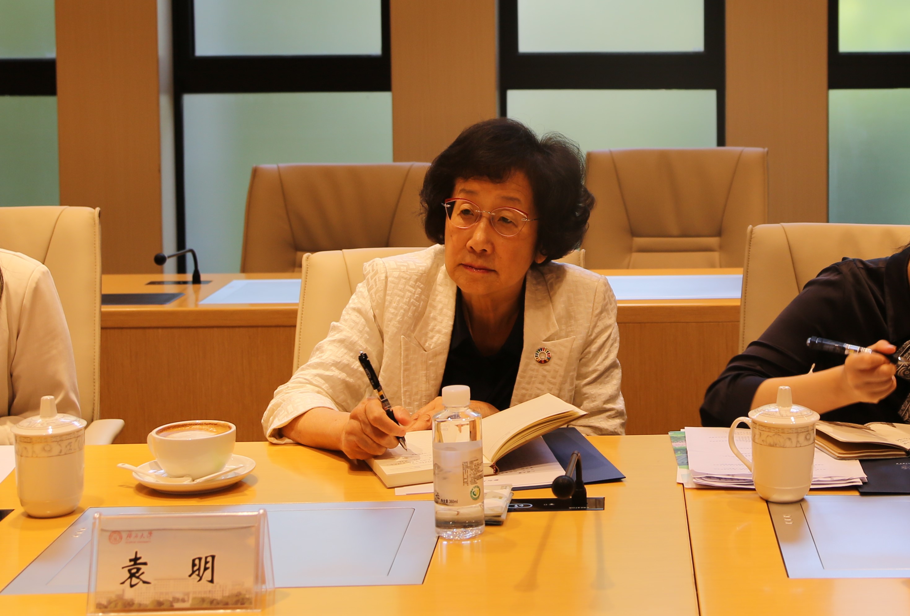 北京大学燕京学堂院长袁明教授一行到我院交流座谈